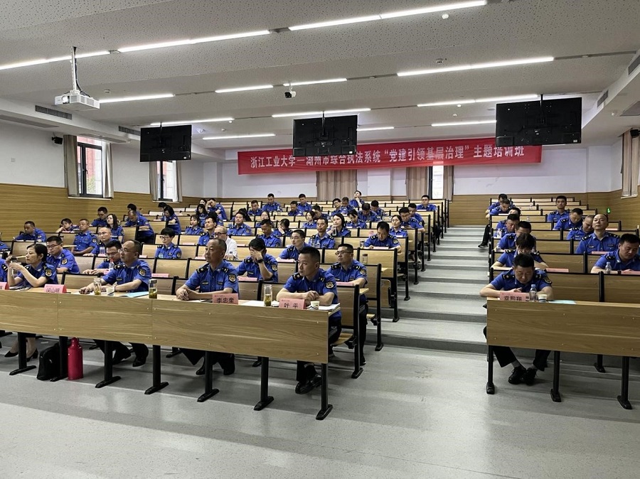 16581442241403092DF7.jpg 湖州班照片2.jpg