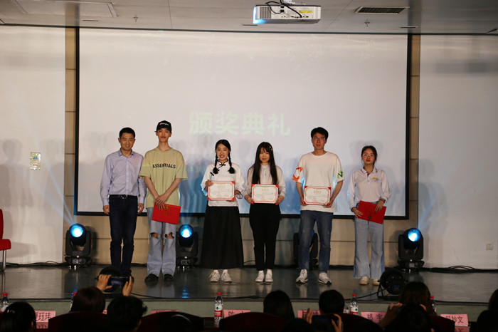 162037338411967145E1.jpg 副院长颁奖_副本.jpg