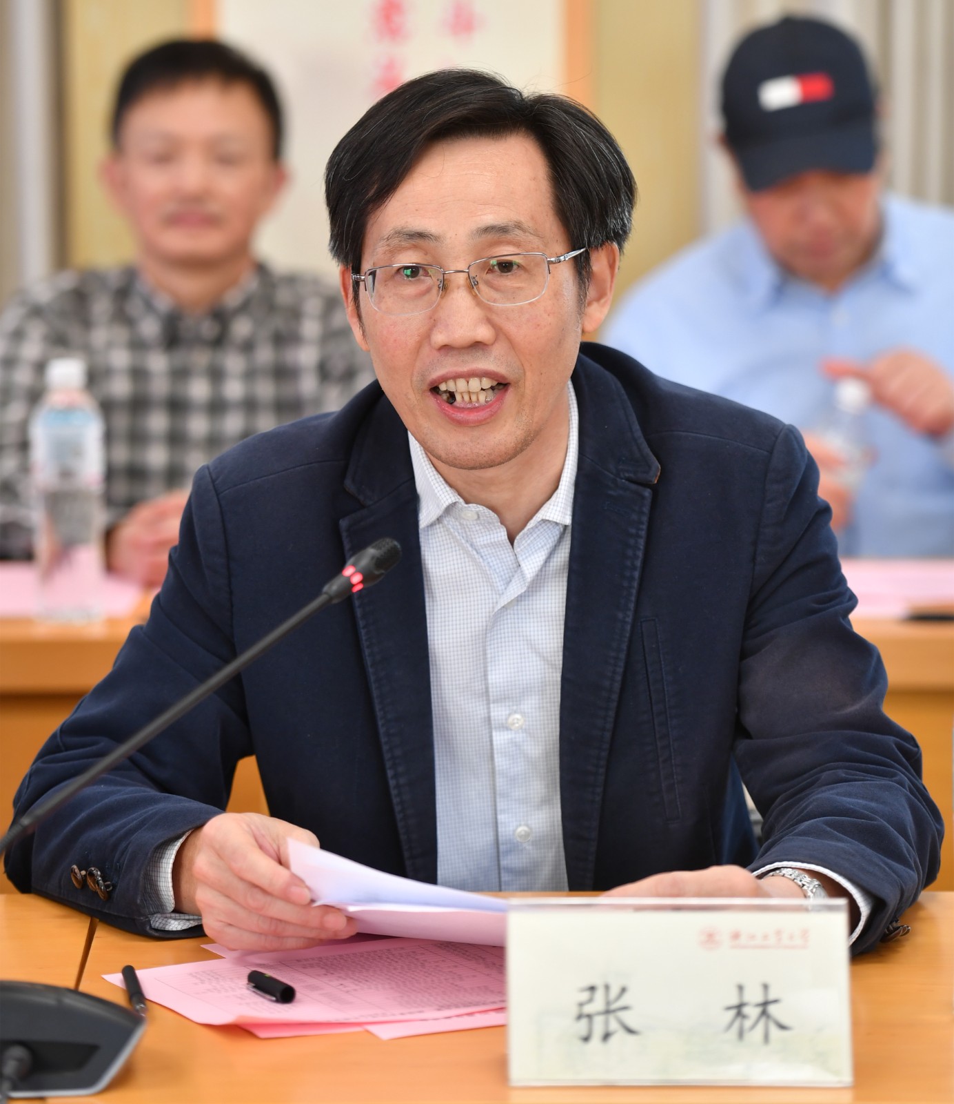169804203438556444E7.jpg 张林书记主持会议.JPG