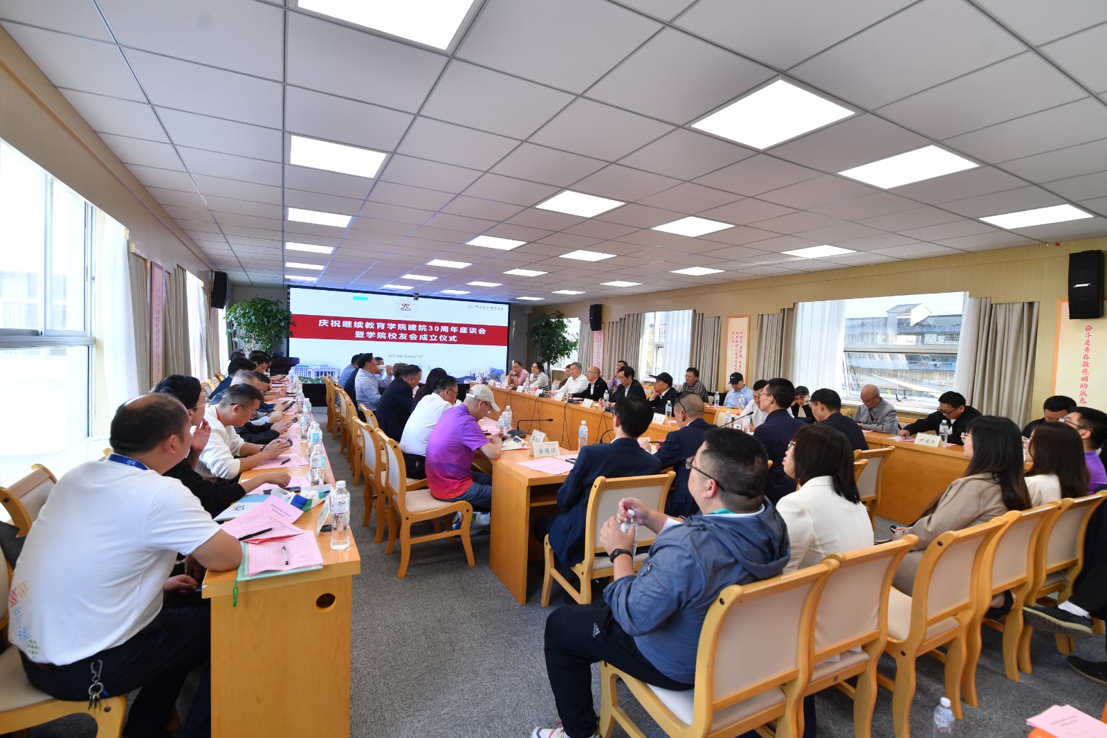 1698042464765148D43F.jpg 座谈会全景照.JPG