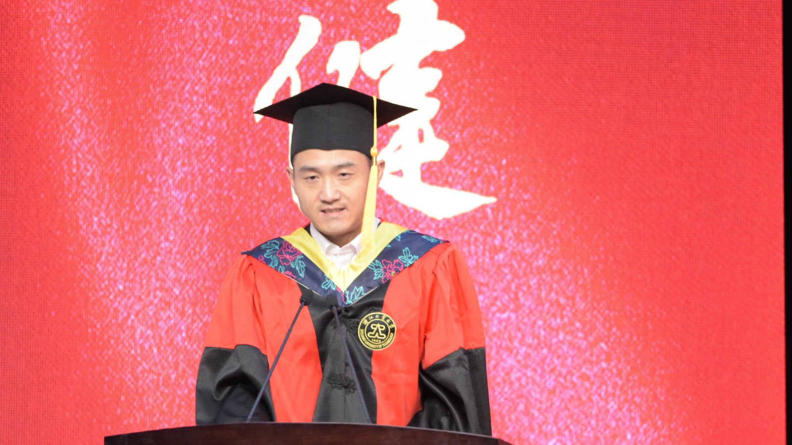 1626140073647843pFC4.jpg 主持人傅剑.jpg
