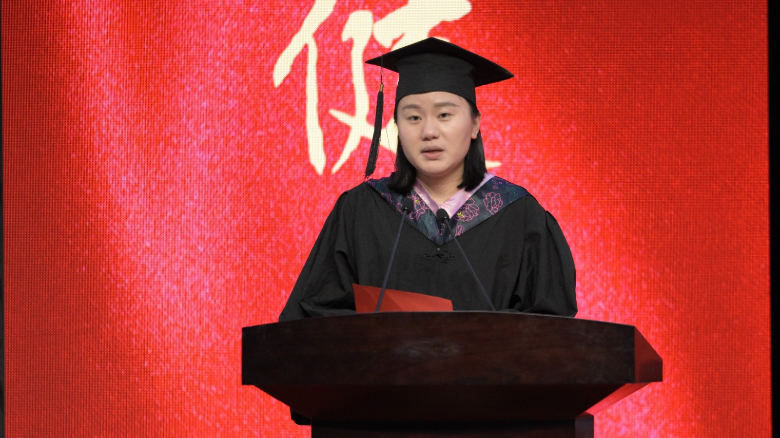 162614060811924137BD.jpg 毕业生代表发言.jpg
